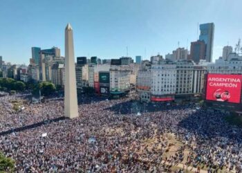 En vivo: una marea de personas esperan a los jugadores de la Selección