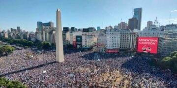 En vivo: una marea de personas esperan a los jugadores de la Selección