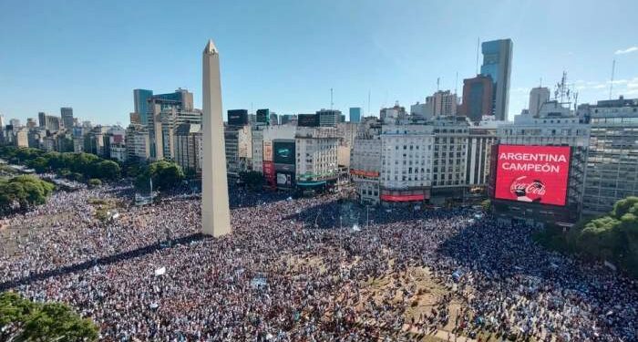 En vivo: una marea de personas esperan a los jugadores de la Selección