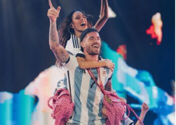 De Paul, con su hija y la Copa del Mundo, en el recital de Tini Stoessel