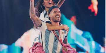 De Paul, con su hija y la Copa del Mundo, en el recital de Tini Stoessel