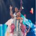 De Paul, con su hija y la Copa del Mundo, en el recital de Tini Stoessel
