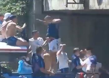 Dos hinchas se tiraron desde un puente al colectivo de la Scaloneta