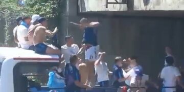 Dos hinchas se tiraron desde un puente al colectivo de la Scaloneta