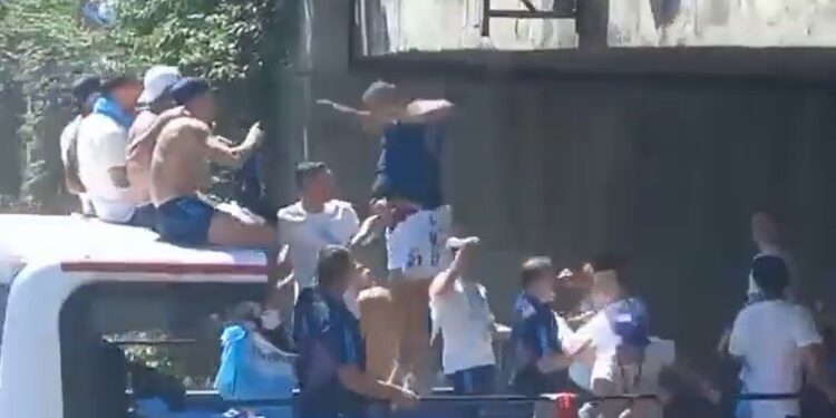 Dos hinchas se tiraron desde un puente al colectivo de la Scaloneta