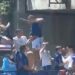 Dos hinchas se tiraron desde un puente al colectivo de la Scaloneta
