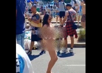 Una mujer se desnudó en plena 9 de Julio: las otras promesas cumplidas por los hinchas