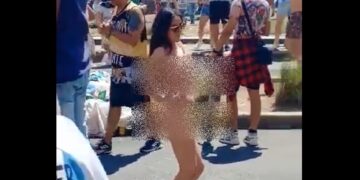 Una mujer se desnudó en plena 9 de Julio: las otras promesas cumplidas por los hinchas