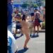 Una mujer se desnudó en plena 9 de Julio: las otras promesas cumplidas por los hinchas