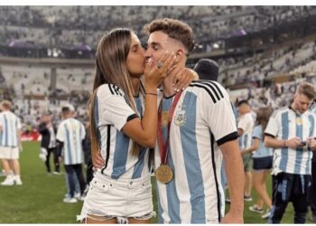 Repudio por la actitud de la novia de Julián Álvarez con unos niños