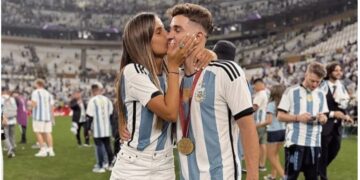 Repudio por la actitud de la novia de Julián Álvarez con unos niños