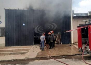 Falla en un auto causó un incendio en un depósito de materiales