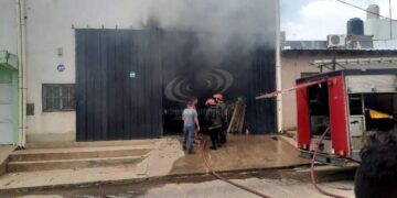 Falla en un auto causó un incendio en un depósito de materiales