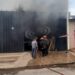 Falla en un auto causó un incendio en un depósito de materiales