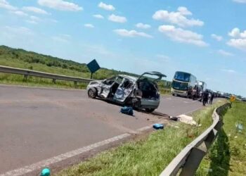 Una mujer falleció tras violento choque entre un auto y un camión