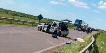 Una mujer falleció tras violento choque entre un auto y un camión