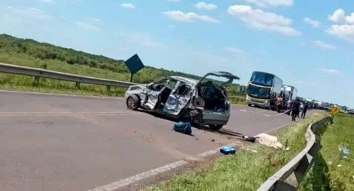 Una mujer falleció tras violento choque entre un auto y un camión