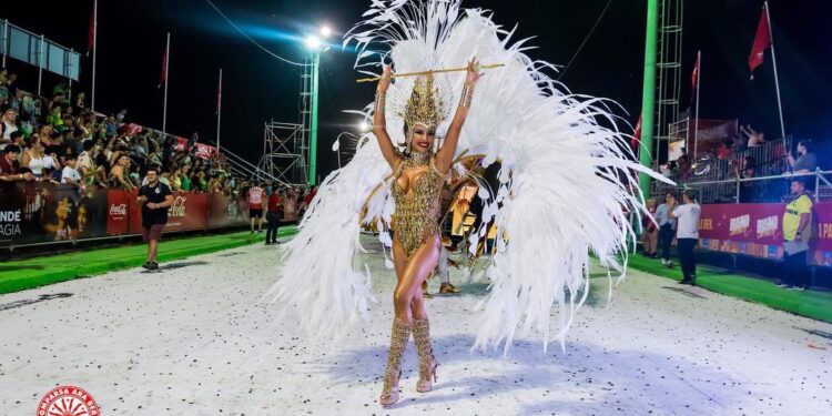 Lourdes Sánchez brilló como Bastonera de Ará Berá