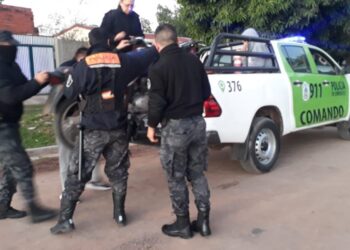 Corrientes: No tenía los papeles de la moto y se agarró a trompadas con policías