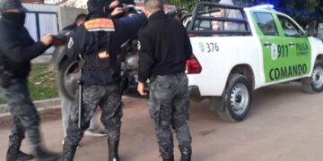 Corrientes: No tenía los papeles de la moto y se agarró a trompadas con policías