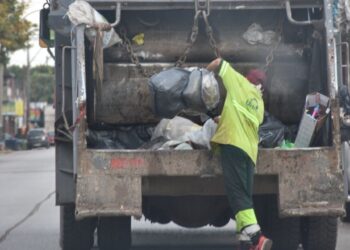 Corrientes: un recolector de residuos murió aplastado por el camión