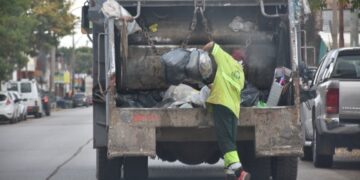 Corrientes: un recolector de residuos murió aplastado por el camión