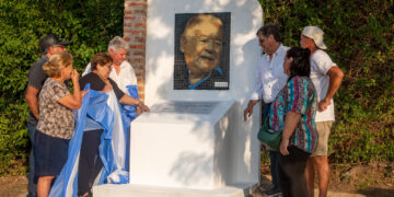 El monolito en homenaje a los padres de Diego Maradona quedó inaugurado