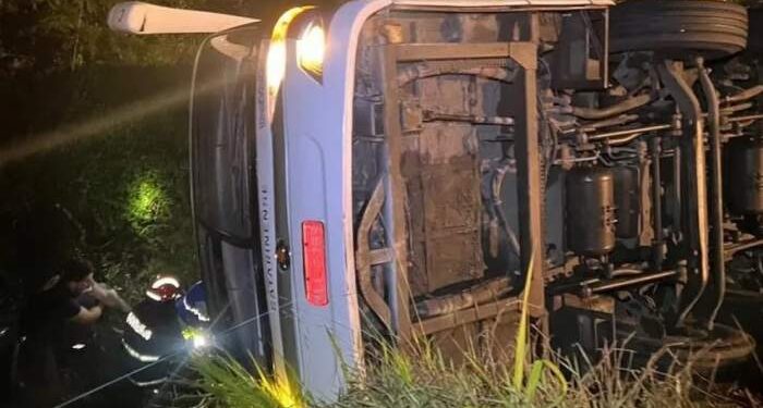 Trágico: volcó un colectivo en Brasil y murieron siete personas