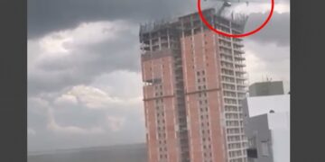 Corrientes: Cayó la grúa de un edificio por los fuertes vientos