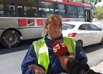 Corrientes: agente de tránsito fue agredida por un motociclista que estacionó en la vereda
