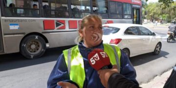 Corrientes: agente de tránsito fue agredida por un motociclista que estacionó en la vereda