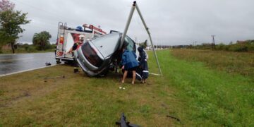 Auto despistó y se incrustó contra un poste sobre ruta 12