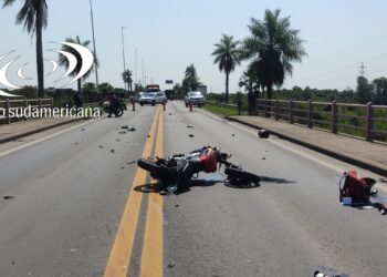 Accidente en el Puente: un policía chocó contra un camión y murió