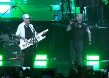 Emanuel Noir de Ke Personajes apareció de sorpresa en un show de Néstor En Bloque