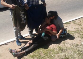 Cayó de su moto y chocó contra un árbol tras sufrir un intento de robo