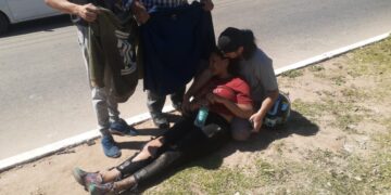 Cayó de su moto y chocó contra un árbol tras sufrir un intento de robo