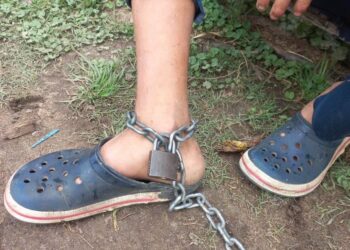 Adolescente con discapacidad apareció encadenado y pidió comida a una vecina
