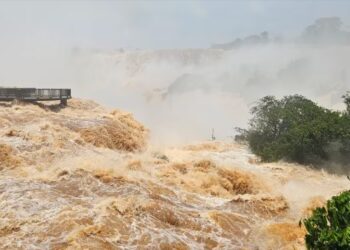 Las fotos de la feroz crecida del río Iguazú que obligó el cierre de las Cataratas