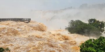 Las fotos de la feroz crecida del río Iguazú que obligó el cierre de las Cataratas