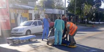 Falleció la mujer que chocó en motocicleta contra un auto Av 9 de Julio y Mitre