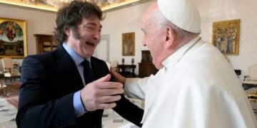 Javier Milei y el papa Francisco estuvieron reunidos más de una hora en el Vaticano: hablaron de la crisis económica