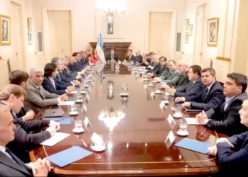 Milei convoca a los gobernadores para este viernes y restituirá Ganancias