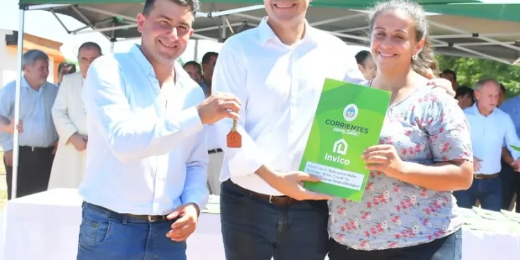 En Pando, Valdés entregó viviendas, habilitó ripio e inauguró la reconstrucción de una Escuela