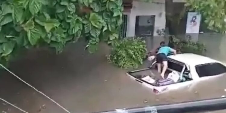 El impactante relato del rescate de una pareja de adultos mayores durante el temporal: “No podían salir de la camioneta”