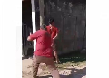 Vecino atrapó a un conocido delincuente y lo azotó a “chicotazos” contra un poste