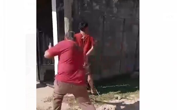 Vecino atrapó a un conocido delincuente y lo azotó a “chicotazos” contra un poste