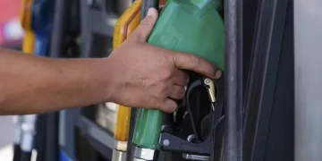 El Gobierno retomará los aumentos en el impuesto a los combustibles en 2025:
