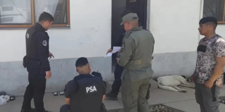 Detuvieron a 20 gendarmes por cobrar sobornos a los tours de compras