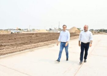 Valdés recorrió barrios capitalinos donde la Provincia ejecuta obras viales