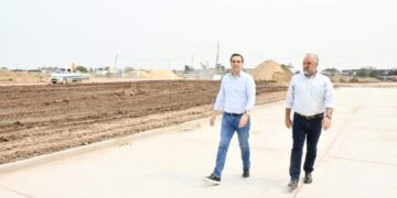 Valdés recorrió barrios capitalinos donde la Provincia ejecuta obras viales